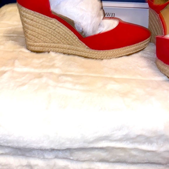 Crown & Ivy Espadrilles New in Box Sz 7.5 Espadrille Wedge Pink Red - Picture 11 of 14